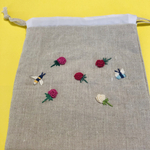 リネンの裏地つき刺繍巾着袋