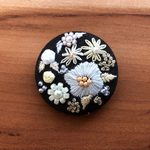 ビーズ刺繍（ヘアゴム/ブローチ）