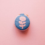 お花刺繍のマカロンポーチ(青)