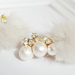white and fur ear-cuff／pierce