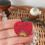 （10/23 21:00~販売開始）赤いりんごの手刺繍ブローチ【恋の味】