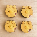 くまのさつまいもクッキーサンドキーホルダー