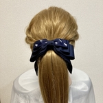 ネイビーの大人可愛い揺れるヘアリボンポニーフック　馬柄