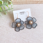 【再販】ネイビーお花の刺繍ゆらゆらピアス/イヤリング/サージカルステンレス ニッケルフリー nonoacs オーガンジー