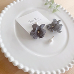 gray black /flowerキャッチピアス/イヤリング　ラッピング対応