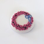 刺繍のくるみボタンブローチ・大（ピンクペッパーのリース）