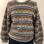 毛100%の編み込み模様の丸首セーター