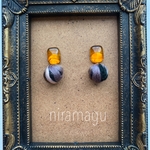 umber cabochonとウールチャームのピアス