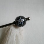 黒地に銀ラメお花風模様のかんざし（黒）