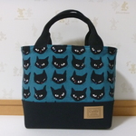 ７５２．黒猫だらけ柄のランチバッグ　お散歩バッグ　トートバッグ　エメラルド　再販１