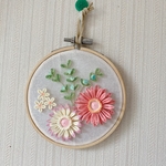 刺繍のようなクイリングフラワーの壁飾り