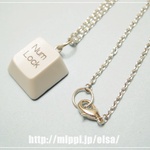 NumLockキーのホワイトネックレス