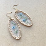 オーガンジー刺繍　青いお花のピアス