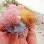 シースルーリーフとミンクファーのポニーフック・コットンパール添え