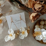 花と輪の耳飾り ビッグホワイトフラワー×ドロップフープのピアス ／イヤリング