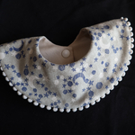 スターダスト柄★ポンポンつきリバーシブルまんまるスタイ★名入れ刺繍あり