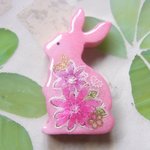 ◇231　桜色🐰うさぎのブローチ🌼