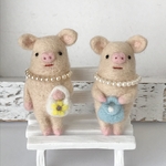 ぶたさんに真珠　ブローチ