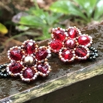 ビーズで作った赤いお花のブローチ