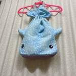 撥水生地のジンベイザメ巾着バック 水色(M)