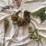 クリスマスの赤い実の三日月リース　① ドライフラワー
