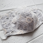 大人可愛い　刺繍生地の素敵な立体マスク　ネイビー【送料無料】