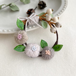 刺繍のお花と木の実のリース（グレー）＊ブローチ＊