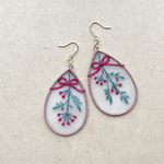オーガンジー刺繍　クリスマスカラーお花のピアス/イヤリング