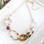 変形メタルリングとアクリルチェーンとボルドーパールのネックレス（ギフトラッピング無料）（べっこう・赤・ゴールド）