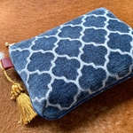 スペインのジャガードで仕立てた、幾何学タイルのポーチ