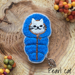 ニャンパーの刺繍ブローチ【青・白猫】