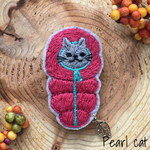 ニャンパーの刺繍ブローチ【赤・ロシアンブルー】