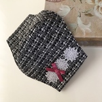 💓 moda fabrics ツィード調コットンプリントと国産ダブルガーゼで作った立体マスク    ペールグレーマーガレットモチーフ &  ディープローズリボン   ポケットタイプ