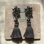 no.61▸︎▹︎大ぶりタッセルピアス ❁︎gray×silver❁︎