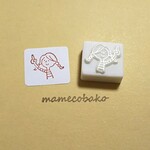 みつあみおんなのこ　ここだよ：消しゴムはんこ。