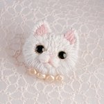 白ネコちゃん　毛糸刺繍ブローチ