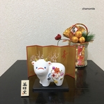 【再入荷】キラキラ丑牛の置物（紅梅）