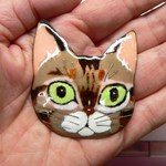 七宝焼・キジトラねこの大きなブローチ（緑の瞳）