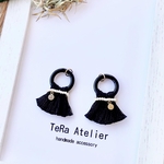 カラフルフレームとタッセルピアス/イヤリング（ブラック）