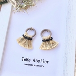 カラフルフレームとタッセルピアス/イヤリング（アイボリー）