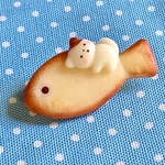 お魚クッキーと猫のブローチ