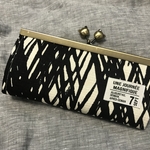 和柄の浮き足がま口財布