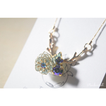 鹿と花のモチーフネックレス(ロイヤルグリーン)
