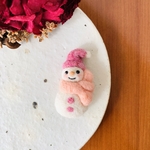 【期間限定】雪だるまブローチ(帽子・濃ﾋﾟﾝｸ・マフラー薄ﾋﾟﾝｸ)・大《羊毛フェルト》
