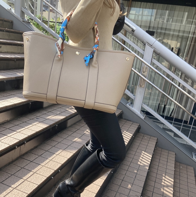 エコレザートートバッグ☆カラーバンド、ショルダーベルト2本付☆インナーバッグ付☆Lサイズ【35cm】☆A4収納サイズ☆通勤、通学に便利なサイズ☆アプリコット色
