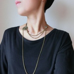 アシメトリーなロングネックレス