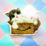 箱入り猫の刺繍ブローチ(A)