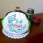 刺繍 がま口ポーチ 「花束と眼鏡ウサギちゃん」