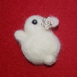 うさぎ　白　立ち耳　羊毛フェルト　ブローチ　バッジ　ハンドメイド