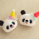 パーティー帽パンダさんのぷっくり半立体ブローチ （赤or黄）★羊毛フェルト